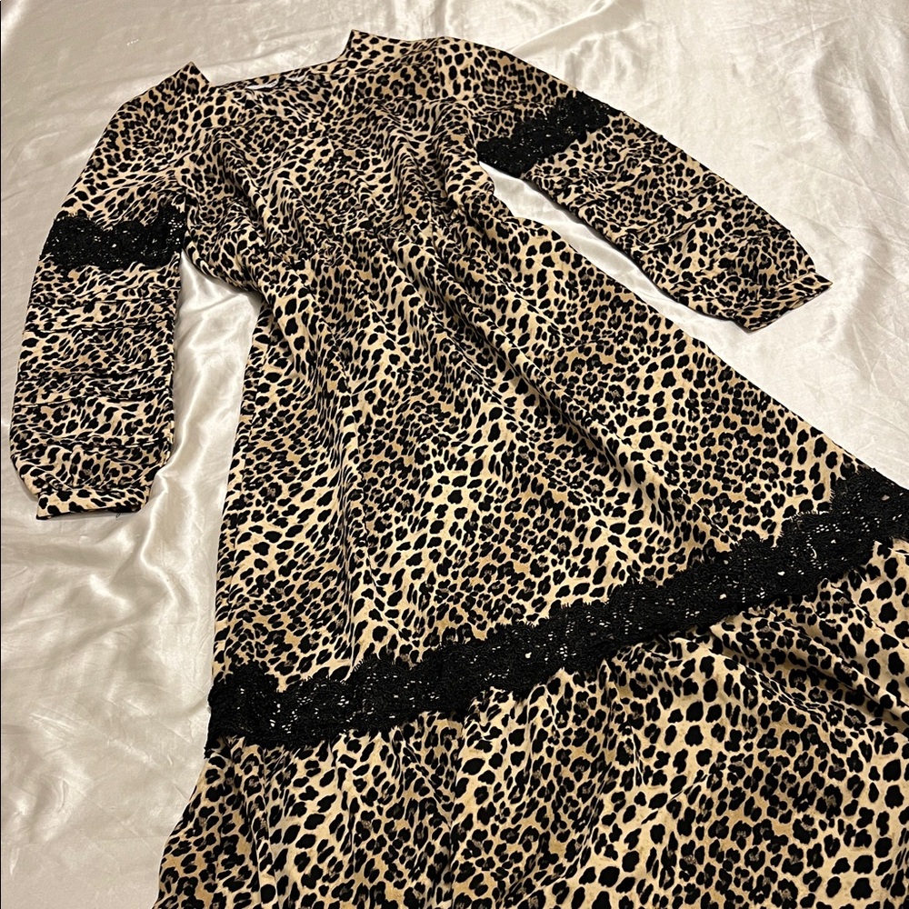 Stylish Leopard Print Dress with Black Accents